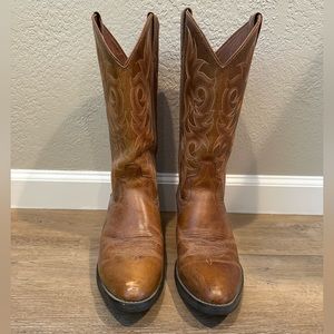 Justin Men’s Buck Round Toe Boots, 9D